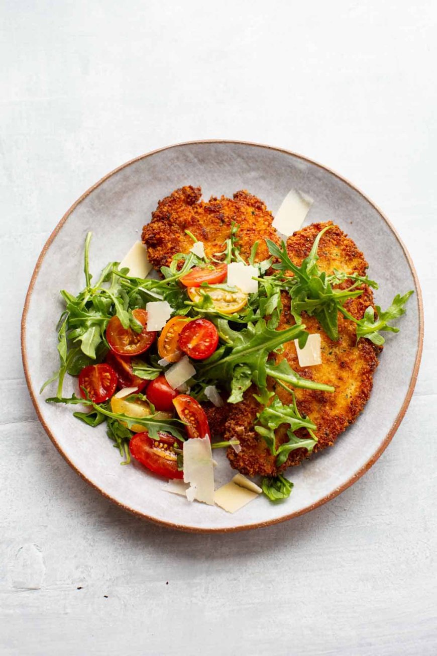 Potongan Ayam Renyah dengan Wijen, Salad Tomat dan Tahini