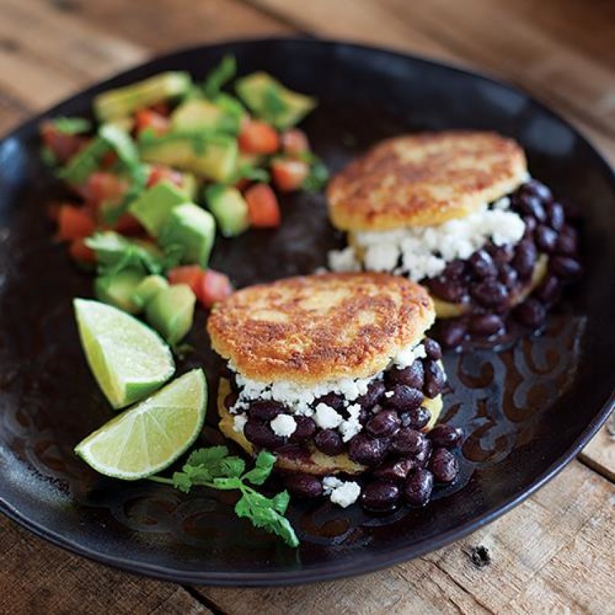 Arepas dengan Kacang Hitam dan Keju