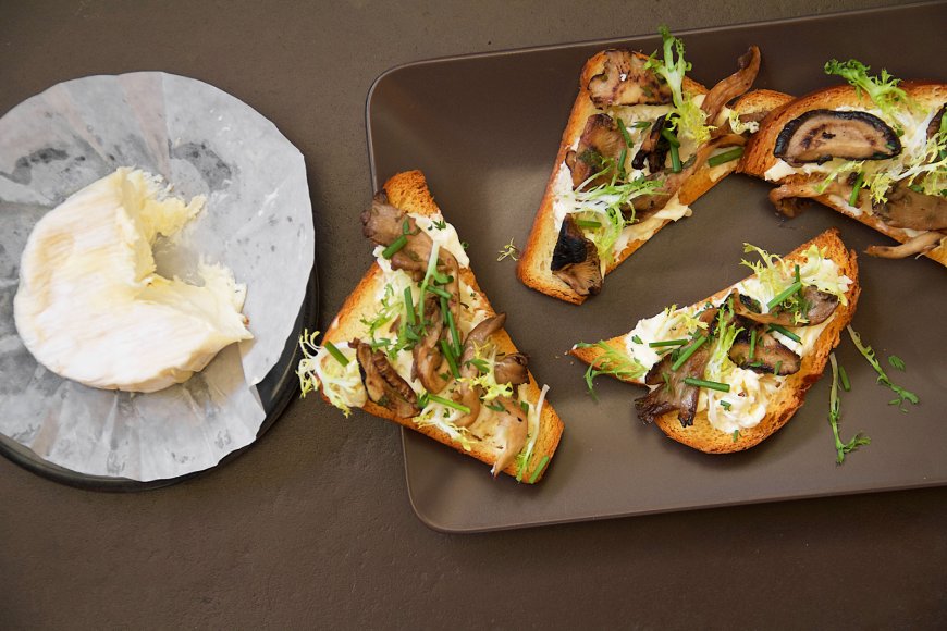 Roti Bakar Jamur dengan Délice de Bourgogne