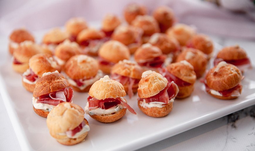 Gougères dengan Salmon Asap, Kaviar, dan Prosciutto