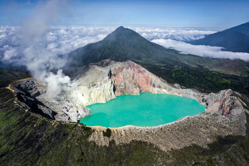 Petualangan ke gunung berapi yang tenang namun aktif