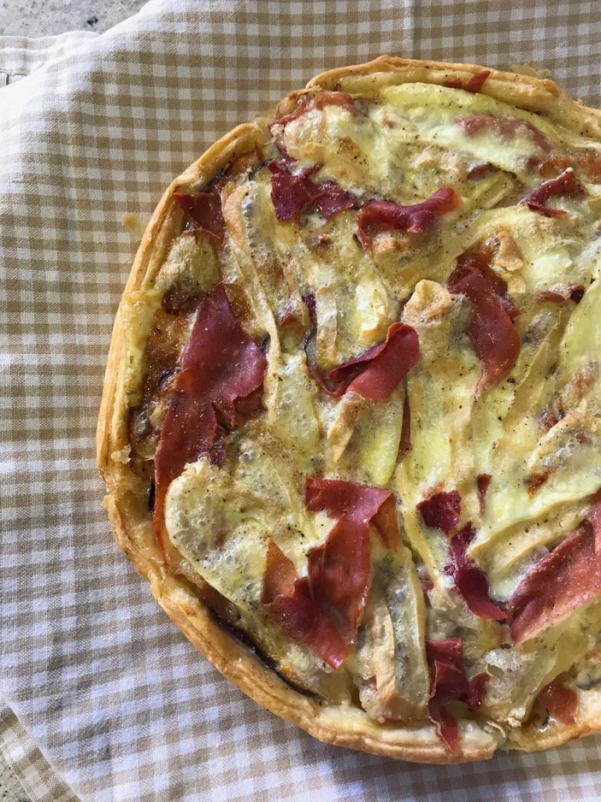 Tart Reblochon dengan Bacon dan Kentang Fingerling