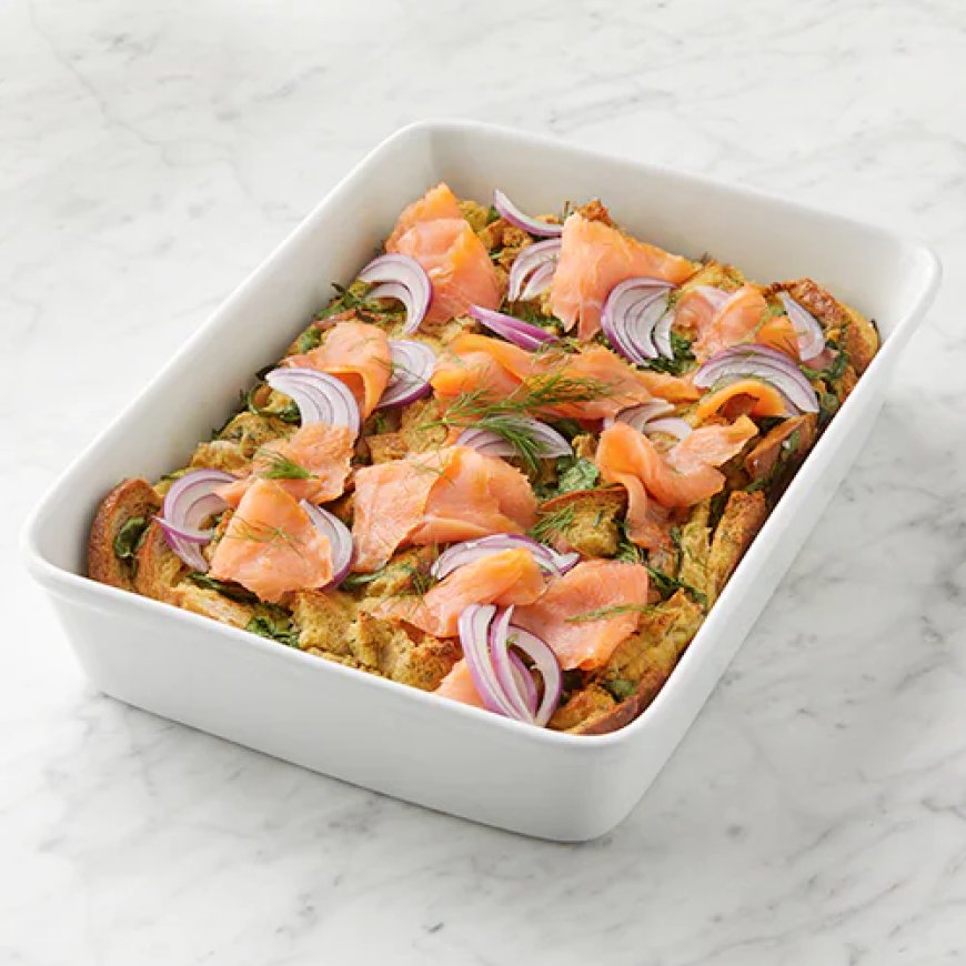 Rye dan Crème Fraîche Strata dengan Salmon Asap