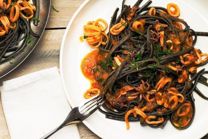 Pasta Pici Hitam Putih dengan Cumi dan Kerang