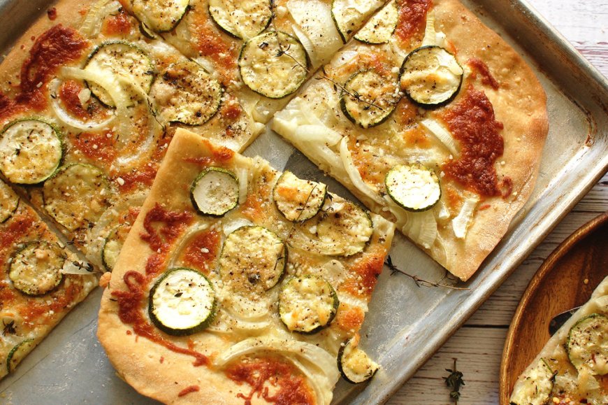 Pizza dengan loyang berisi zucchini