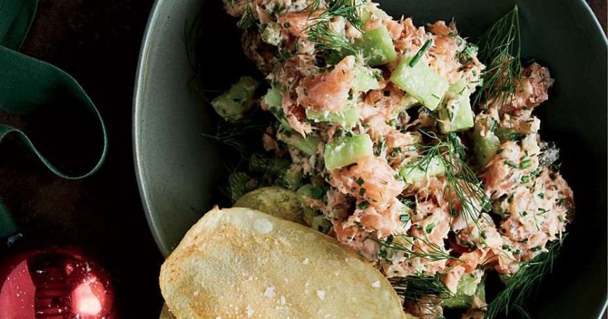 Tartare Salmon dengan Bumbu dan Keripik Kentang