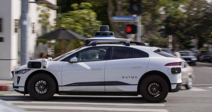 Mobil self-driving Waymo menerobos lampu merah