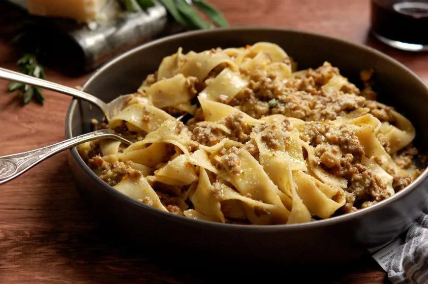 Pappardelle dengan Bolognese Putih