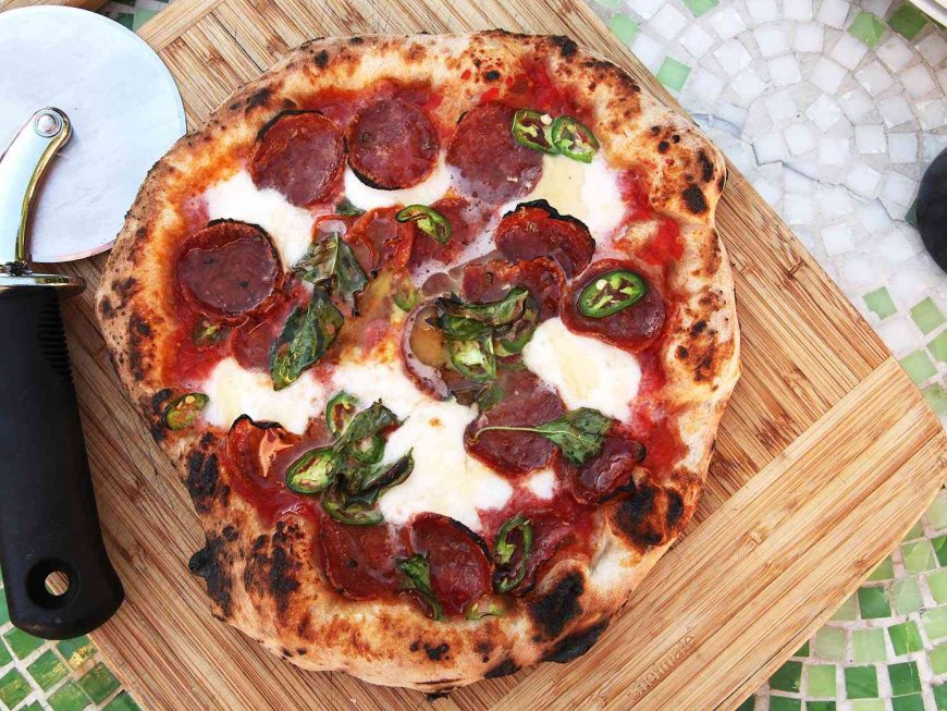 Pizza Soppressata dengan Cabai Calabria dan Madu Pedas