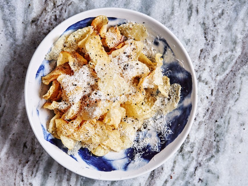 Buat Keripik Kentang Cacio e Pepe untuk Pesta Koktail