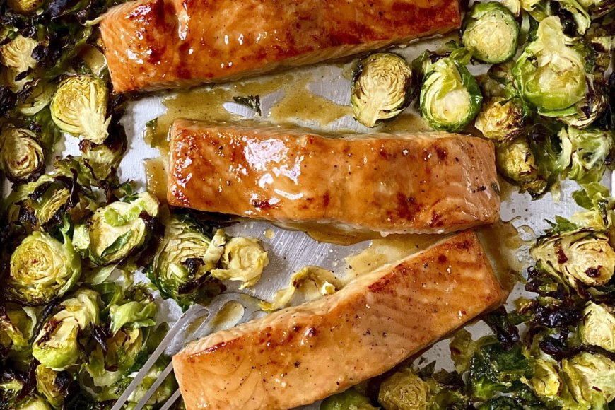 Salmon Panggang dengan Kubis Brussel