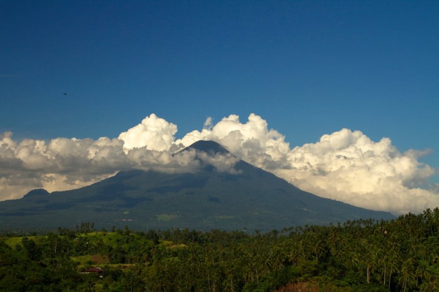 Gunung Klabat gunung berapi tertinggi di Pulau Sulawesi