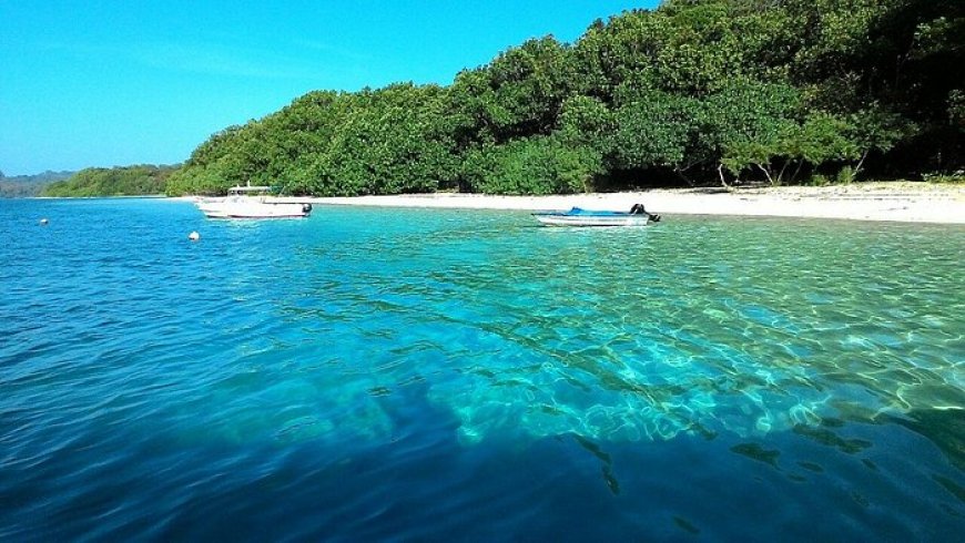 Carita pantai yang indah di distrik Labuhan, Banten Barat