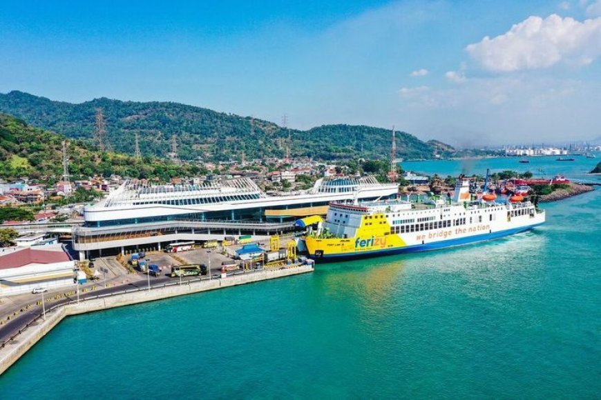 Kota Merak terletak tepat di barat laut Jawa