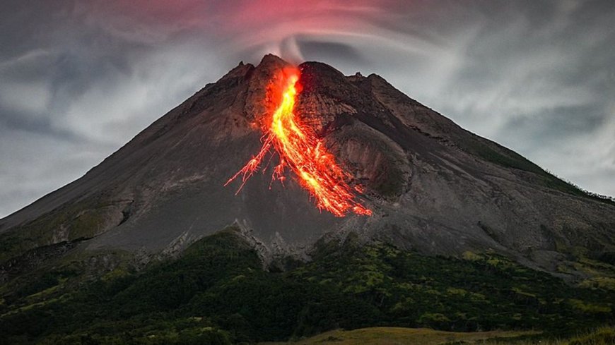 Gunung Merapi aktif setinggi 3.000 meter di Jawa Tengah