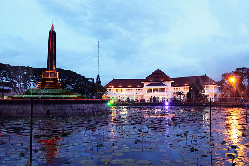 Malang kota besar di Jawa Timur bagian tengah