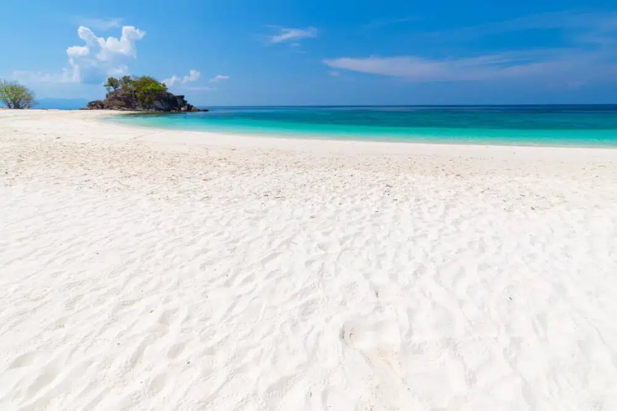 Pasir Putih resor wisata populer di pesisir utara Jawa Timur