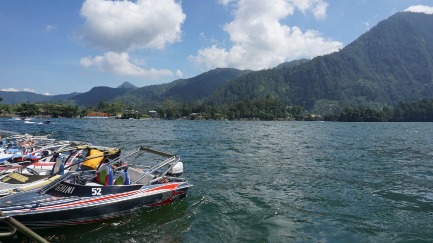 Sarangan Terletak terpencil di perbatasan Jawa Tengah