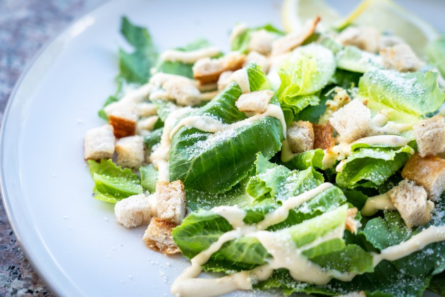 Salad Caesar ala Vietnam dengan Crouton Ikan Teri