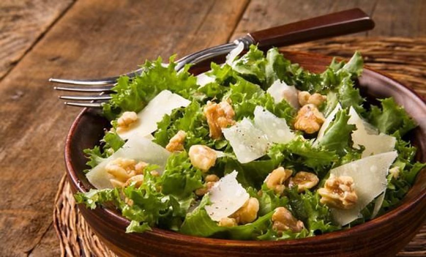 Salad Caesar Vegan dengan Chicory dan Kacang Kenari