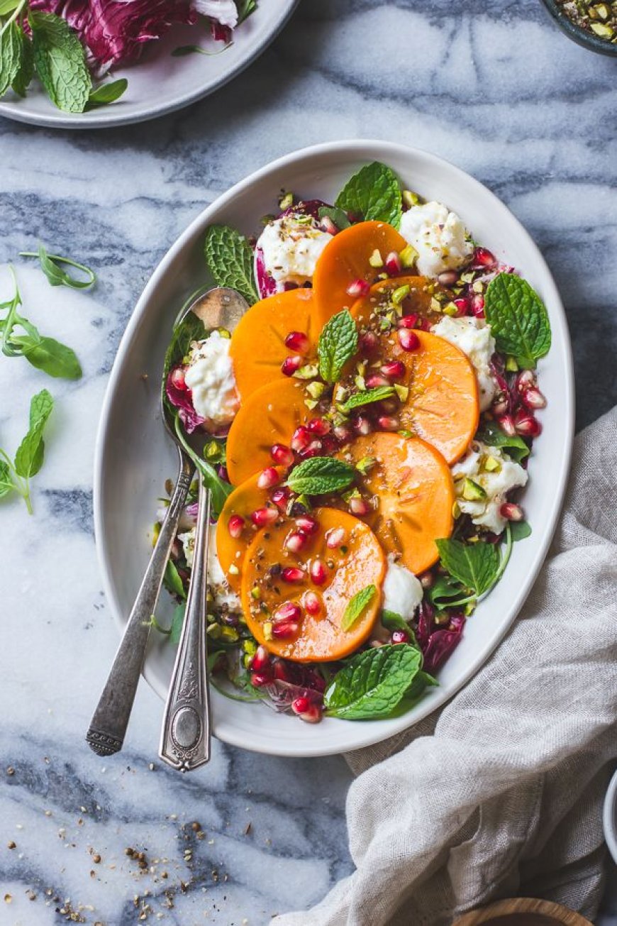 Salad Kesemek dan Burrata dengan Permen Wijen