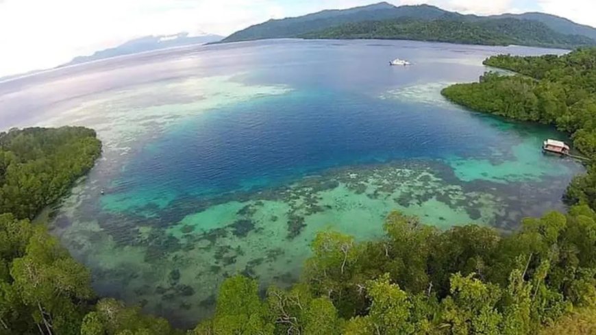 Kepulauan Bacan terletak di sebelah barat daya Pulau Halmahera