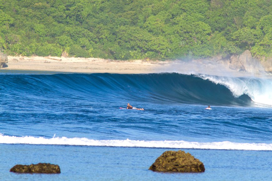 West Sumbawa terletak di lepas pantai timur Lombok di Indonesia