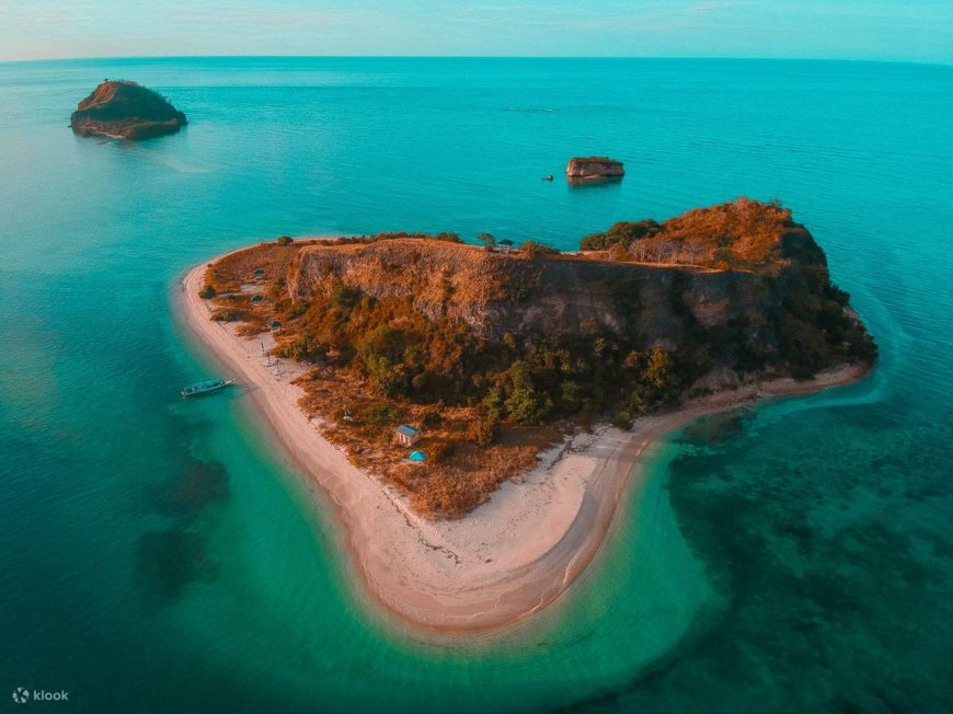 Riung Terletak di pesisir utara Flores , Indonesia