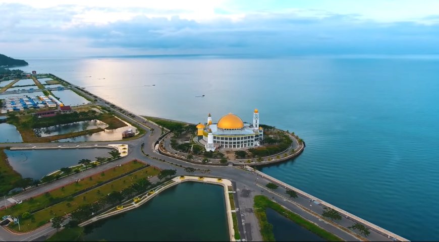 Kolaka kota pesisir yang besar di bagian barat Provinsi Sulawesi