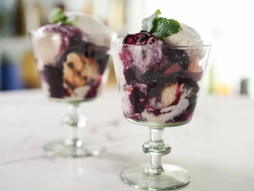 Bubble Sundaes dengan Kompot Persik-Blueberry