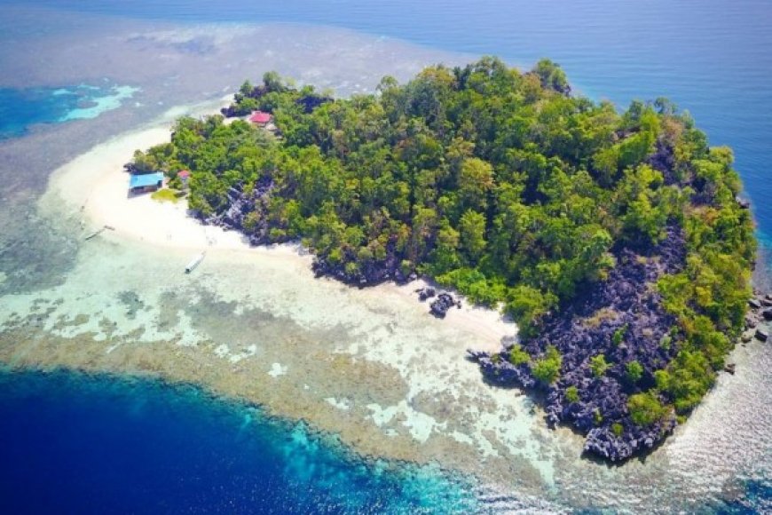 Pulau Hari di lepas pantai Sulawesi Tenggara