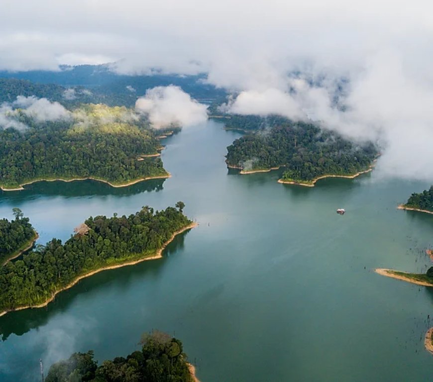 Perak berbatasan dengan Kedah dan provinsi Yala di Thailand