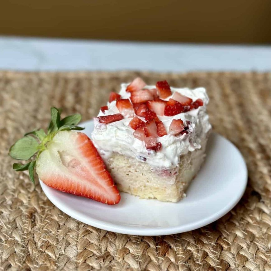 Kue Tres Leches dengan Stroberi