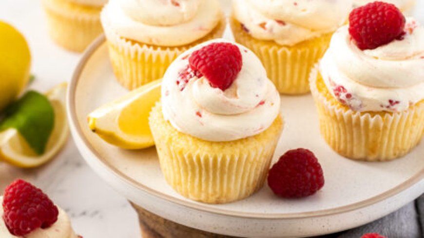 Cupcake Vanilla dengan Krim Lemon dan Raspberry