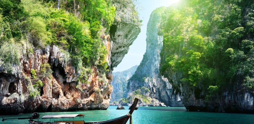 Krabi Ibu kota provinsi di sepanjang pantai Andaman