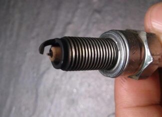 Jangan Sembarangan! Simak Tips Bersihkan Busi Motor yang Benar