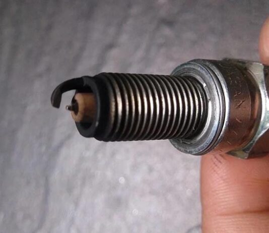 Jangan Sembarangan! Simak Tips Bersihkan Busi Motor yang Benar